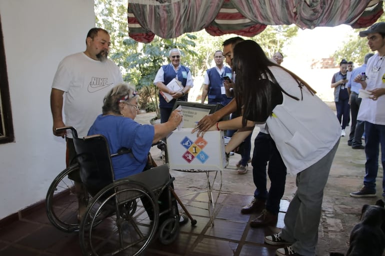 Funcionarios de la Justicia Electoral visitan los hogares de los beneficiarios del voto en casa. Paraguay vota por sus nuevas autoridades en las Elecciones 2023.