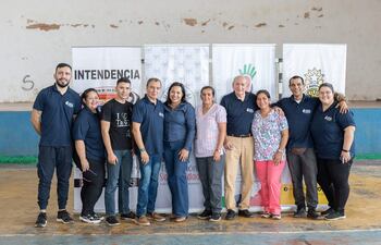 Juan Gómez, Lida Cantero, Oscar Corbo, Dr. Cesar Cubilla, Edgar Núñez y Cecilia López, son los integrantes de la Fundación Solidaridad junto a los voluntarios.