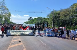Campesinos de la OCM realizaron el cierre de la ruta PY01 en el cruce a Santa María, San Ignacio, en reclamo del cumplimiento de los acuerdos asumidos por el Gobierno Nacional a través de la EBY.