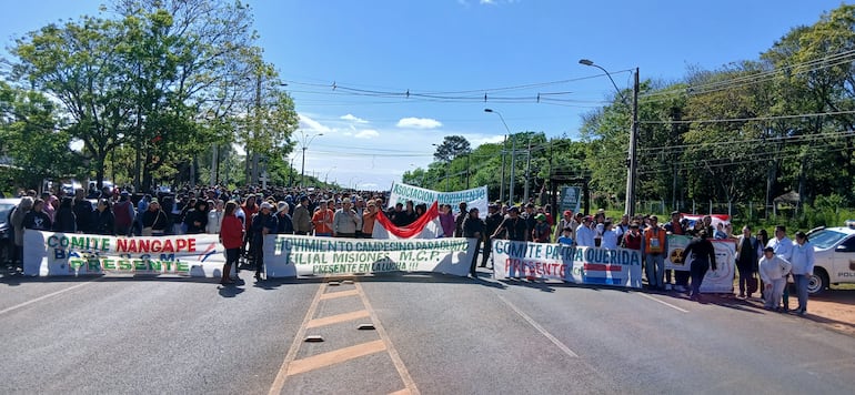 Campesinos de Misiones cierran la PY01 y exigen cumplimiento de acuerdos Campesinos de Misiones cierran la PY01 y exigen cumplimiento de acuerdos