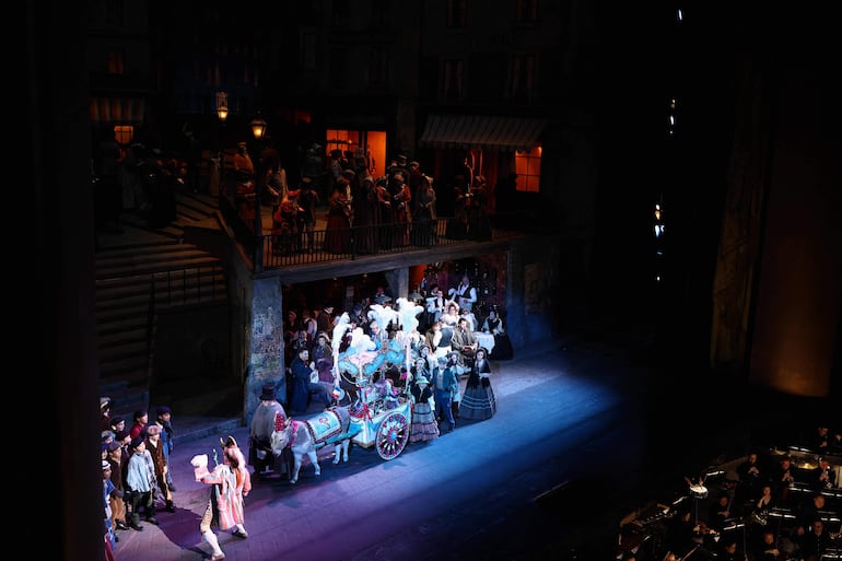 Wanda, la burra, es vista sobre el escenario del MET Opera durante una presentación de La Bohème en la ciudad de Nueva York, el 12 de diciembre de 2025.