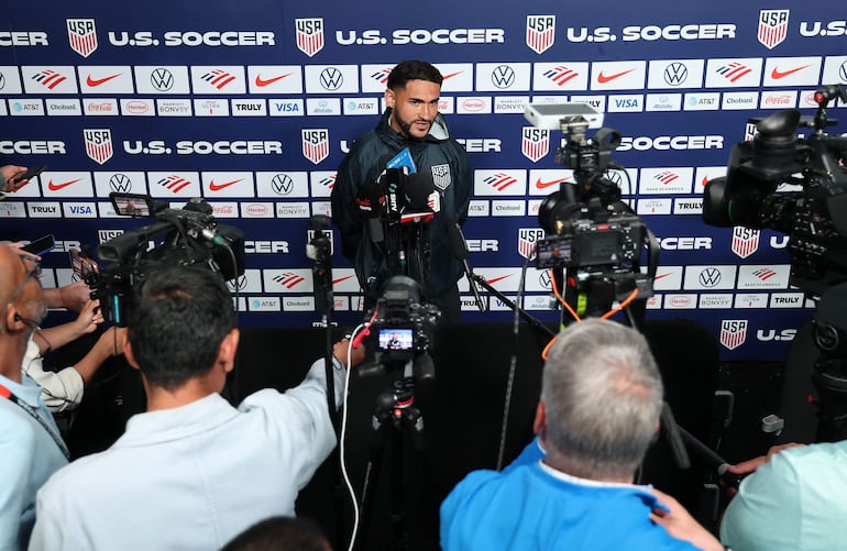 Cristian Roldan de los Estados Unidos habla con los medios durante una sesión de entrenamiento previa a la Copa del Mundo de 2026 en el Great Park Sports Complex, en Irvine, California.
