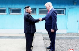 La última reunión entre Kim Jong-Un (i) y Donald Trump (d), fue en la histórica frontera entre las dos Coreas.