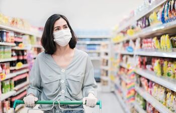 Mujer en el supermercado.