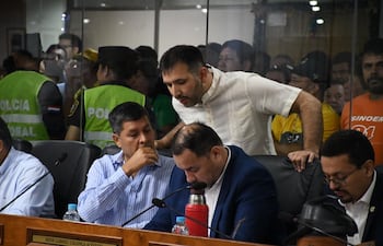 De los 24 concejales municipales de Asunción, 14 volverán a postular por un cargo en la Junta Municipal este 2026. De ellos, 11 acompañaron firmemente la gestión del exintendente Óscar “Nenecho” Rodríguez (ANR-HC) y recién le “soltaron la mano” cuando era inminente su destitución.