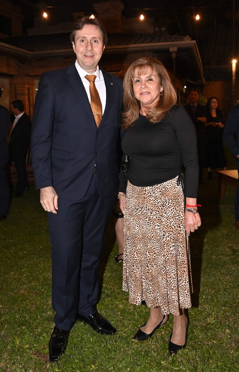 Édgar Ynsfrán junto con Ruth Varzán. 