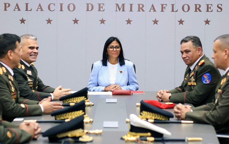 Delcy Rodriguez (C), presidenta de Venezuela.