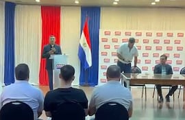 La subasta pública fue grabada por uno de los denunciantes.