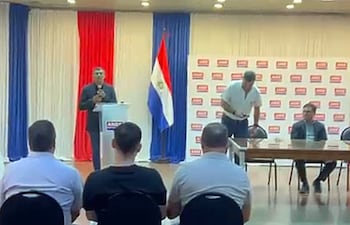 La subasta pública fue grabada por uno de los denunciantes.