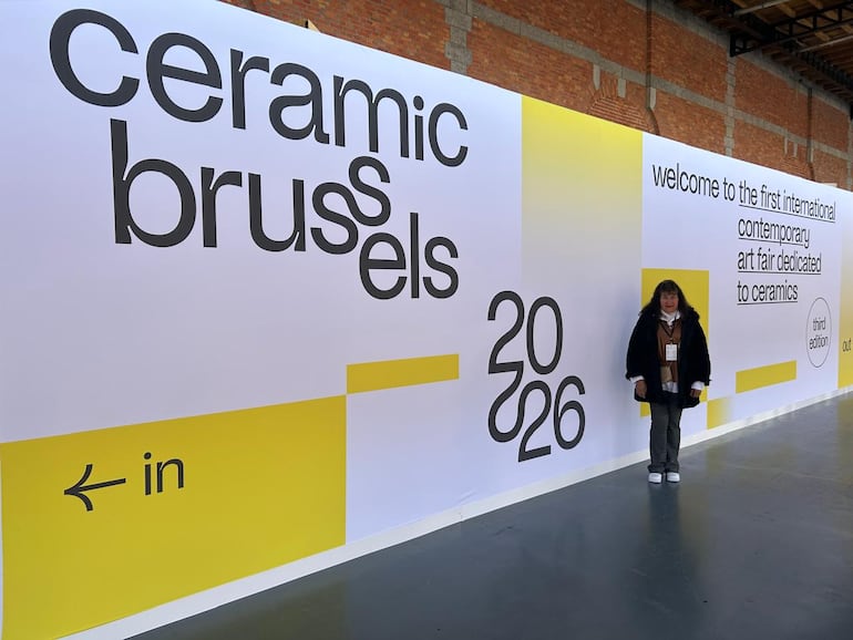Julia Isídrez posa con el cartel de acceso a la feria Ceramic Brussels, donde está presentando una muestra individual.