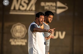 El director técnico Pablo "Vitamina" Sánchez, brinda indicaciones al zaguero Mateo Gamarra, en la sesión de entrenamiento franjeado, desarrollado en la Villa Olimpia.