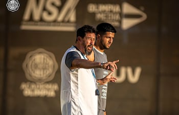 El director técnico Pablo "Vitamina" Sánchez, brinda indicaciones al zaguero Mateo Gamarra, en la sesión de entrenamiento franjeado, desarrollado en la Villa Olimpia.