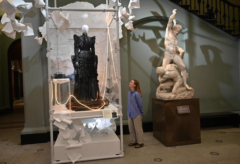 El vestido de "Fortnight" es otro de los que está en exhibición en el Museo V&A.