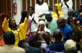 Diputados de la mayoría celebran tras la aprobación de una ley que duplica las penas por homosexualidad en la Asamblea Nacional en Dakar.