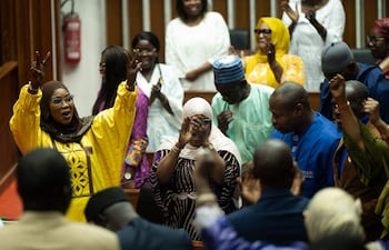 Diputados de la mayoría celebran tras la aprobación de una ley que duplica las penas por homosexualidad en la Asamblea Nacional en Dakar.