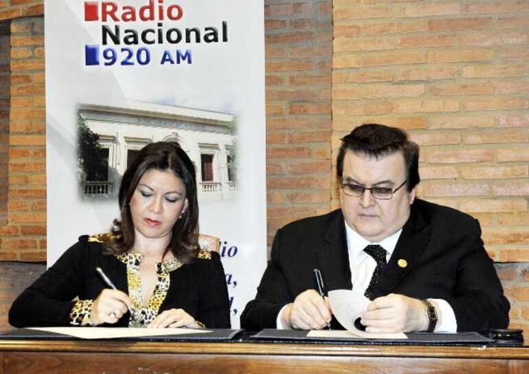 Prof. Dr. Juan Manuel Marcos, rector de Uninorte. En la foto aparece con Judith María Vera, entonces en Radio Nacional del Paraguay.