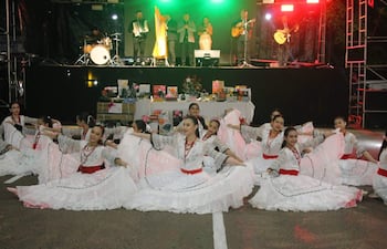 Con festival artístico rinden homenaje a las madres en Carapeguá.
