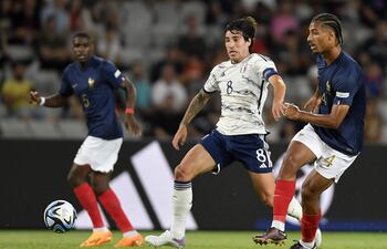 El italiano Sandro Tonali (c) disputa el balón con el francés Loic Bade, durante un partido por el Europeo Sub 21. Tonali dejará el AC Milan para jugar en el Newcastle.