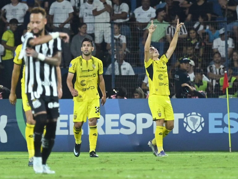 Los jugadores de Recoleta FC celebran un gol en el partido frente a Santos de Brasil por la fecha 5 del Grupo D de la Copa Sudamericana 2026 en el estadio Río Parapití, en Pedro Juan Caballero, Paraguay.