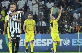 Los jugadores de Recoleta FC celebran un gol en el partido frente a Santos de Brasil por la fecha 5 del Grupo D de la Copa Sudamericana 2026 en el estadio Río Parapití, en Pedro Juan Caballero, Paraguay.