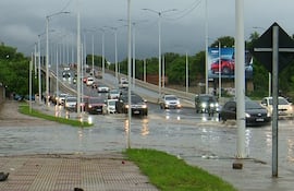 El corredor vial botánico, en su conexión con el puente Héroes del Chaco y la costanera de Asunción, se inundó esta semana tras las lluvias registradas.