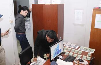 El fiscal Bernardo Elizaur observa resignado el cotejo de los billetes fotocopiados.