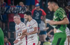 El joven mediocampista César Bobadilla celebra con el autor del tercero y definitivo tanto de Cerro Porteño, en el triunfo sobre Libertad en Tuyucuá. (Foto: @CCP1912oficial)
