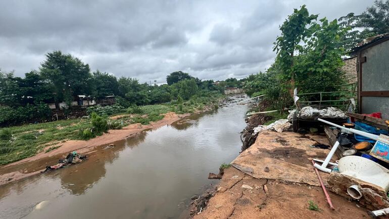 Más de 50 familias del barrio Jukyty de Asunción fueron afectadas por el incremento del caudal del arroyo Lambaré a causa del temporal.