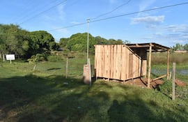Construcción de vivienda de madera en área de reserva natural genera quejas de vecinos.
