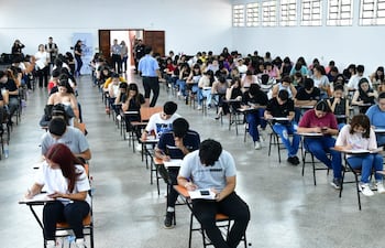 Jóvenes rinden el examen de las Becas del Gobierno.