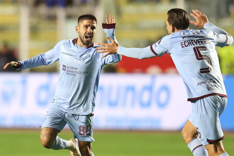 Carlos Melgar (i) y Santiago Echeverría de Bolívar celebran un gol este martes, en un partido de la Copa Sudamericana entre Bolívar y Sao Paulo en el estadio Hernando Siles, en La Paz (Bolivia).