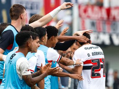 El paraguayo Damián Bobadilla, futbolista de São Paulo, festeja un gol en el partido frente a Juventude por la fecha 35 de la Serie A de Brasil en el estadio Vila Belmiro, en Santos, Brasil.