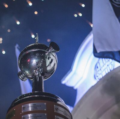 El trofeo de la Libertadores, ganado en tres ocasiones por Olimpia, adorna la sede franjeada.