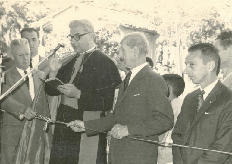 Mons. Ramón Bogarín Argaña bendice obras en el año 1964.