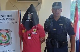 Hombre detenido por la Policía Nacional en la Comisaría 101, San Miguel Kurusú en el distrito de Cambyretá, Itapúa.