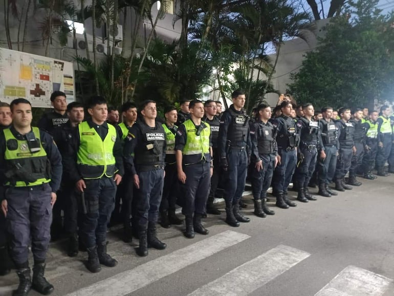 Máquinas de votación avanzan bajo custodia hacia los locales de Capital