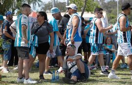 Aficionados de Racing en la Costanera Norte de Asunción.
