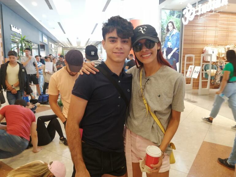 Lucas, de Argentina, y Marioli, boliviana, , se conocieron en Paraguay en el marco del concierto de Bad Bunny.