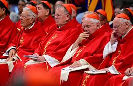 Misa en la Basílica de San Pedro, con asistencia de cardenales.