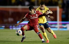 El paraguayo Robert Morales (i), futbolista de Toluca, disputa el balón en un partido frente al América por la final de ida del torneo Clausura 2025 de la Liga MX en el estadio Ciudad de los Deportes, en Ciudad de México, México.