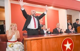 El diputado cartista Orlando Arévalo (de pie) junto al presidente del Partido Colorado, Horacio Cartes.