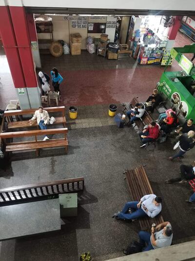 En la estación de Buses de Asunción se deben colocar baldes cada vez que llueve porque el agua entra por goteras. El piso de inunda. Mientras, un remanente de G. 18.000 millones que se tenían para arreglos de la exterminal, ya no figuran en las cuentas bancarias municipales.