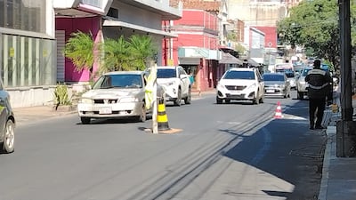 Los vehículos esquivan el enorme pozo gracias a la improvisada señalización.