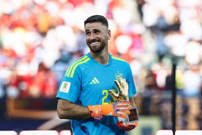 El guardameta de España Unai Simón recibe el premio Guante de Oro durante la ceremonia de premiación del partido final del torneo de fútbol de la Copa del Mundo 2026 entre España y Argentina en el New York/New Jersey Stadium en East Rutherford.