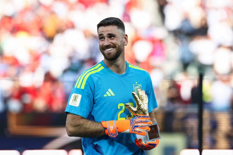 Spain's goalkeeper #23 Unai Simon receives the Golden Glove Award during the award ceremony of the 2026 World Cup football tournament final match between Spain and Argentina at the New York/New Jersey Stadium in East Rutherford on July 19, 2026. (Photo by FRANCK FIFE / AFP)