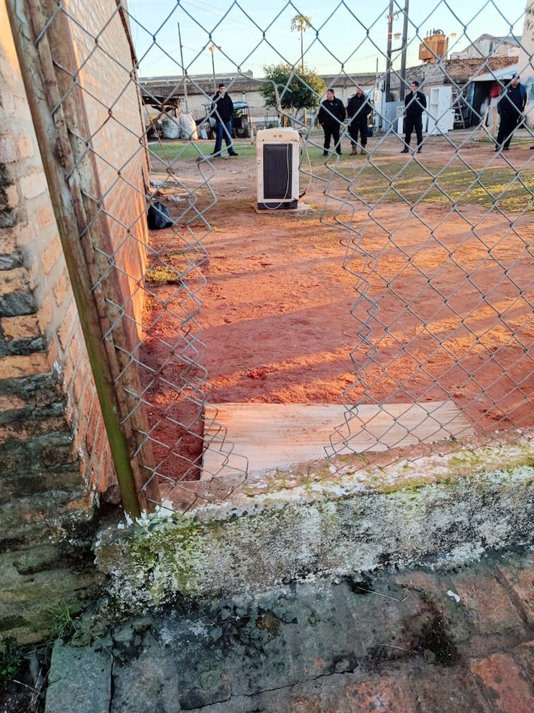 Los reclusos cortaron un tejido del patio interno para fugarse.