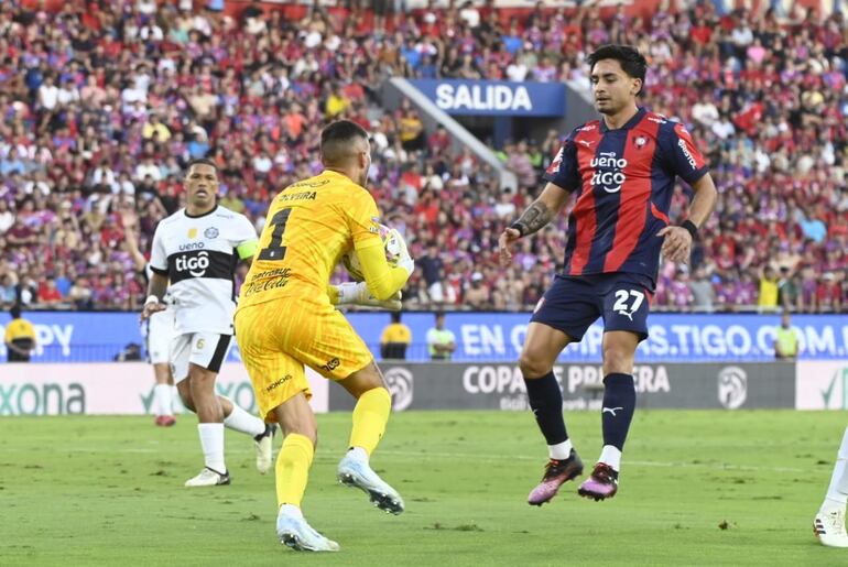 Jonatan Torres (d), jugador de Cerro Porteño, pelea por el balón en un partido frente a Olimpia por la fecha 17 del torneo Apertura 2025 del fútbol paraguayo en el estadio La Nueva Olla, en Asunción, Paraguay.