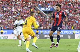 Jonatan Torres (d), jugador de Cerro Porteño, pelea por el balón en un partido frente a Olimpia por la fecha 17 del torneo Apertura 2025 del fútbol paraguayo en el estadio La Nueva Olla, en Asunción, Paraguay.