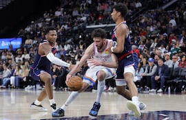 Chet Holmgren (centro), de sobresaliente actuación en Oklahoma City Thunder.