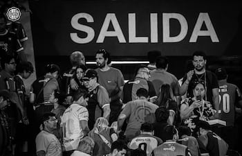 Una de las imágenes publicadas por Olimpia tras el nuevo triunfo obtenido en La Nueva Olla, en la que grafica a los aficionados de Cerro Porteño abandonar sus lugare.